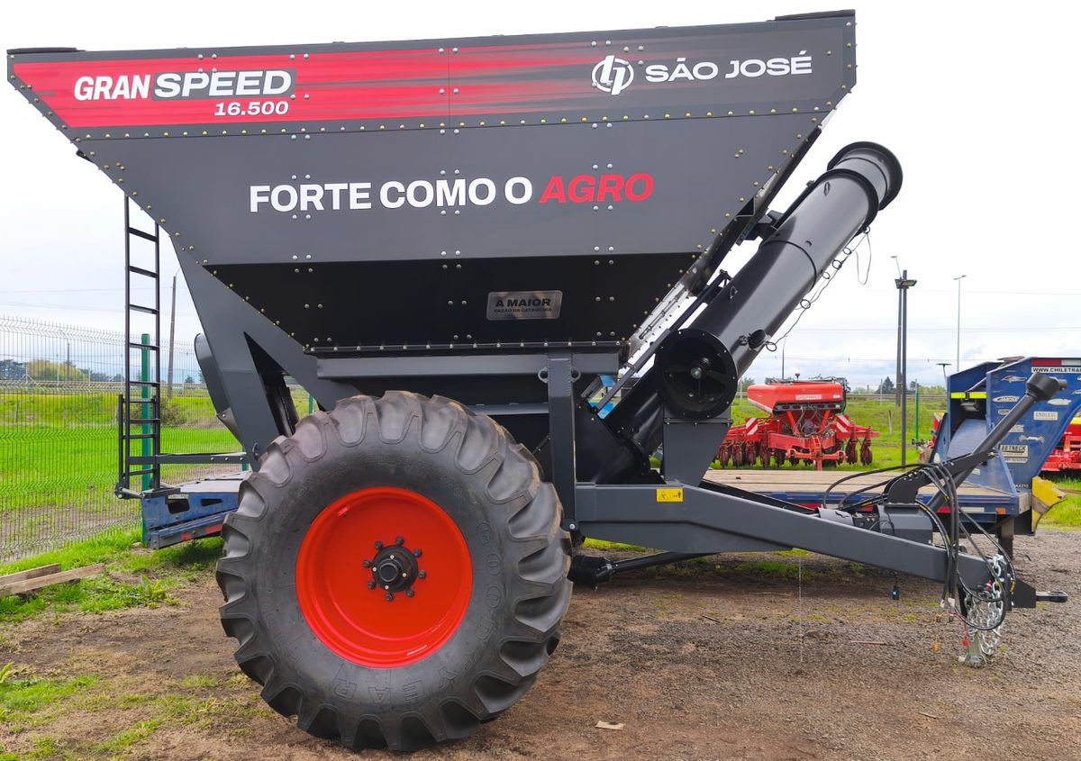 Carreta granelera São José Gran Speed 16.500 con tubo de descarga frontal, en el patio de Agromalleco en Victoria